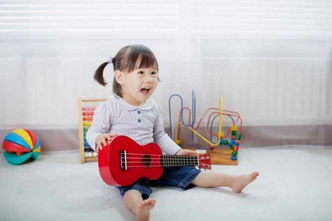 toddler-music-ukulele-989x660-1