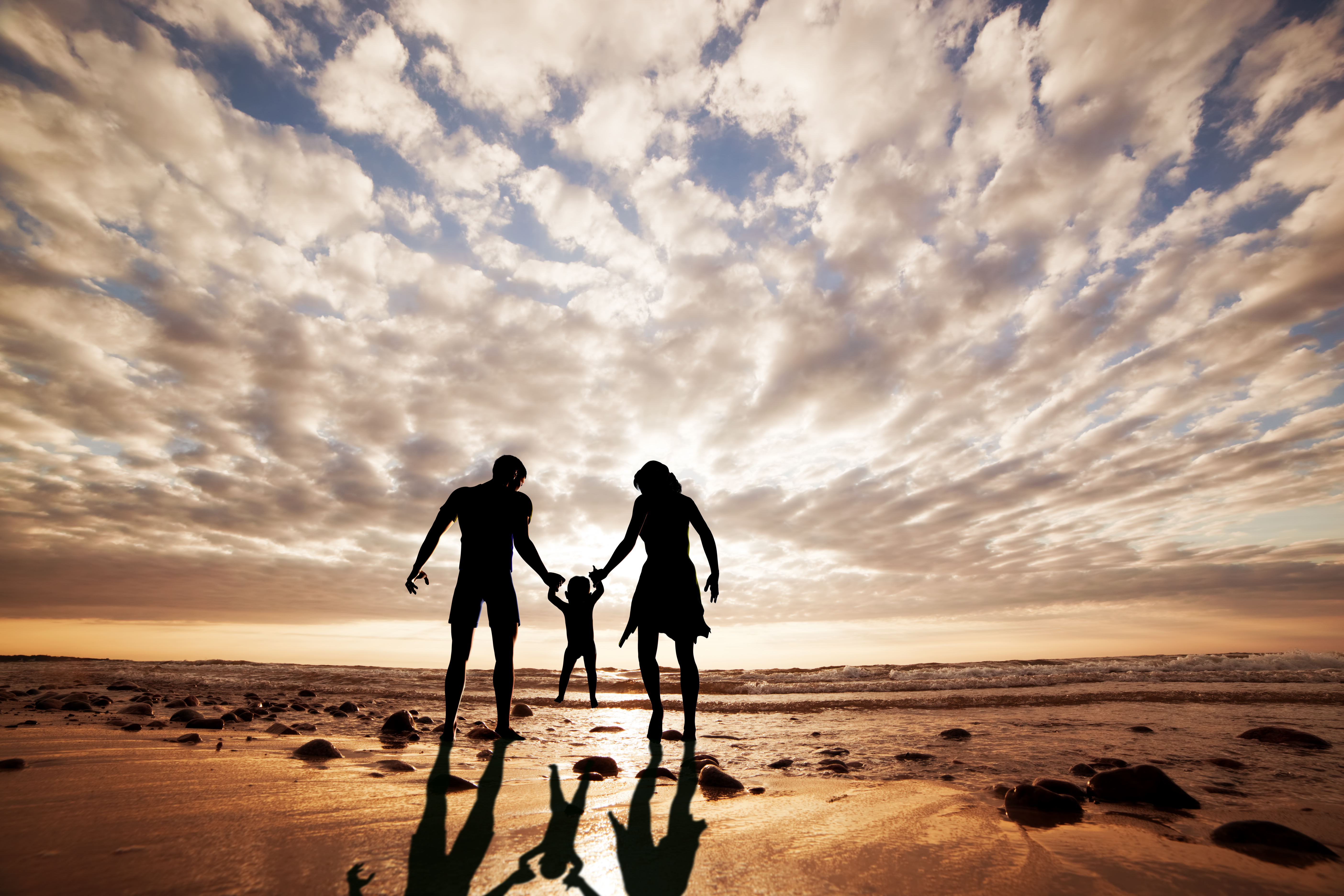 Идеальную 7. Счастливая семьяна закаате. Семья на закате. Семья на море. Счастливая семья со спины.